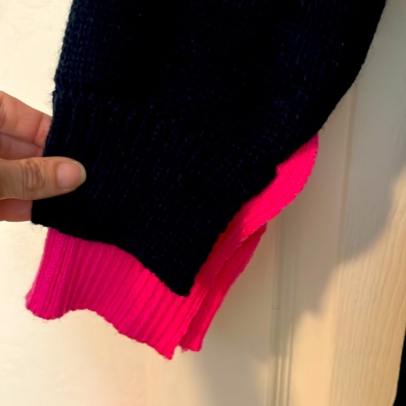 NWT JUNIORS LONG SLEEVE HELLO KITTY SWEATSHIRT : SIZE LARGE - Picture 3 of 6